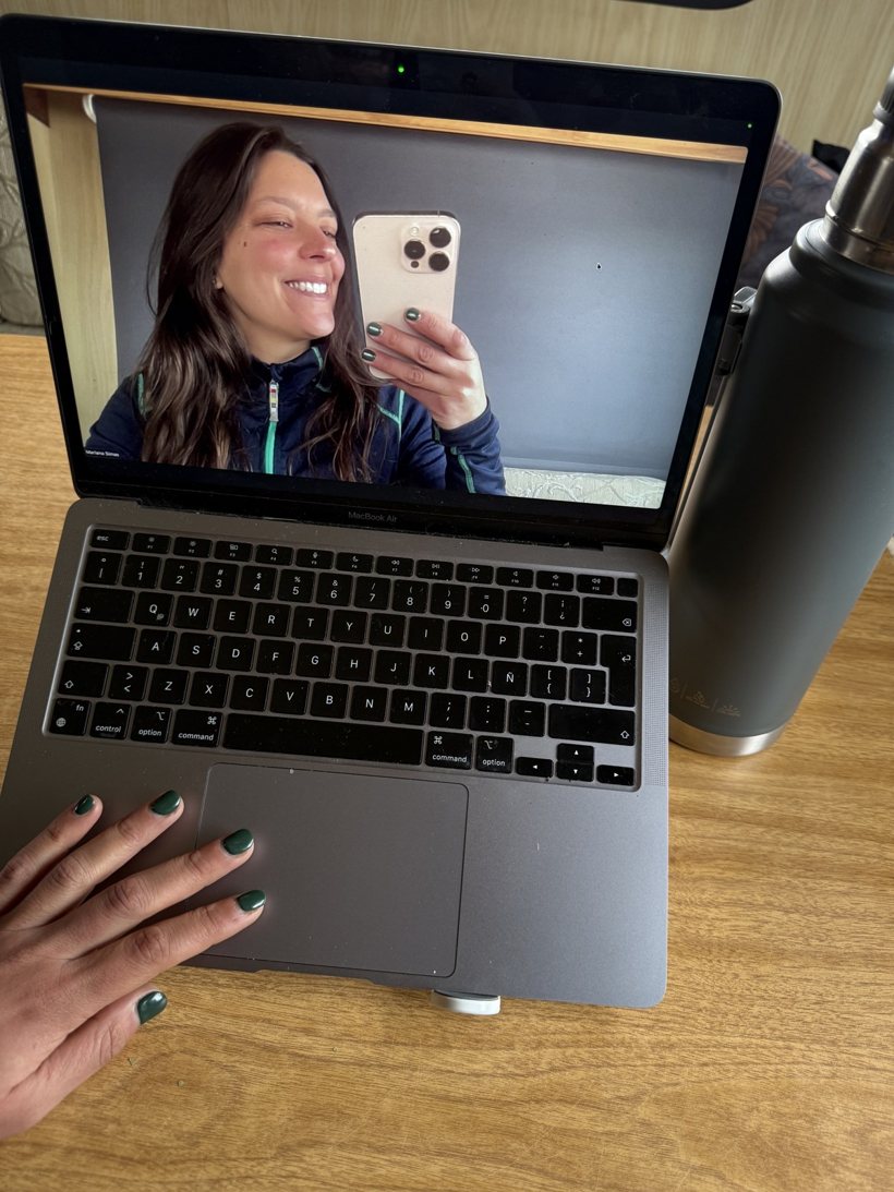 Mari en una videollamada desde la computadora